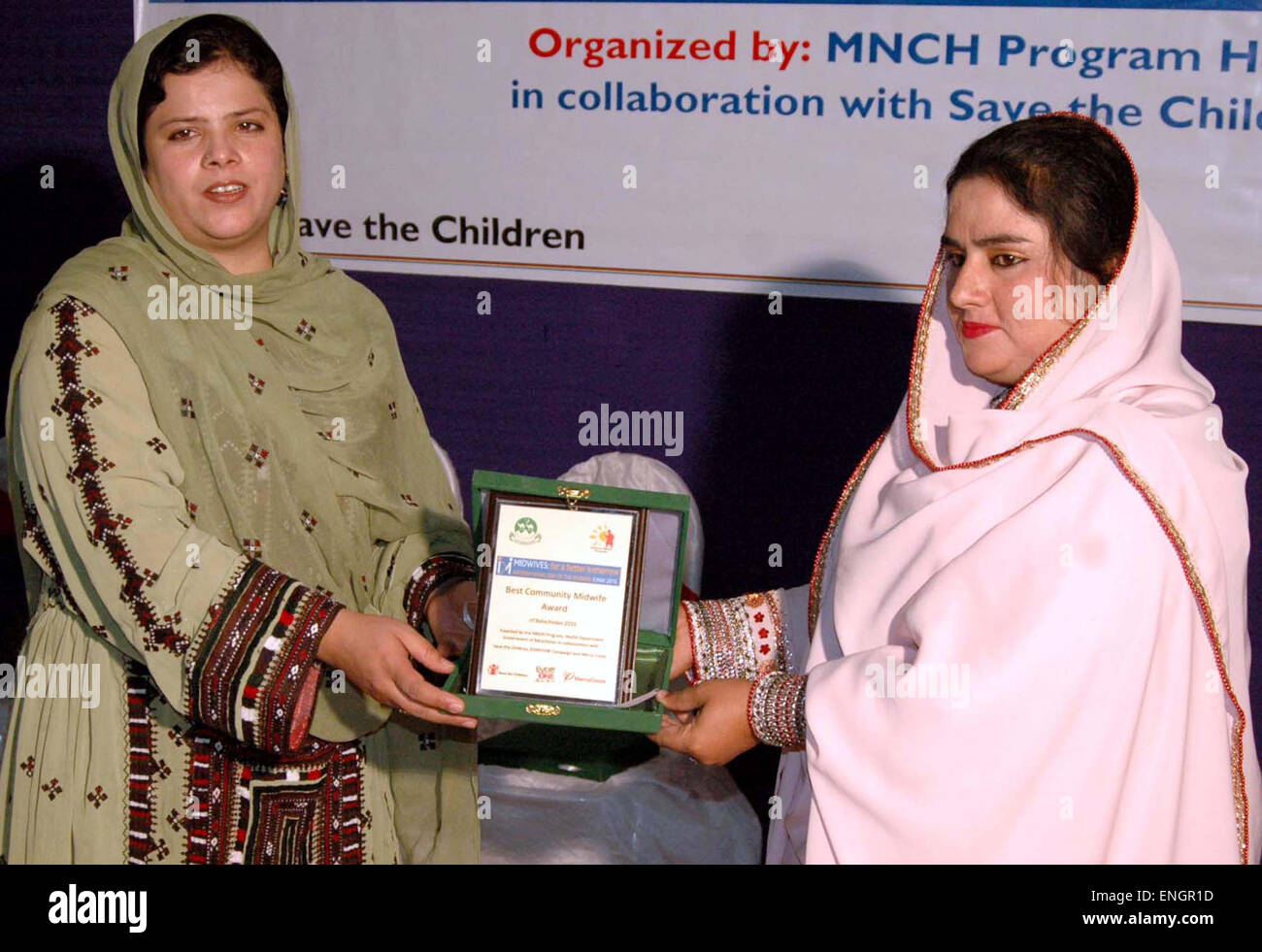 Membro del gruppo di Balochistan, MPA Yasmeen Lehri distribuisce i certificati tra infermieri durante la cerimonia in occasione della Giornata internazionale dell'ostetrica organizzato dal programma di MNCH Dipartimento di Sanità del Governo di Balochistan tenutasi a Quetta Martedì, 05 maggio 2015. Credito: Arsalan Naseer PPI/images/Alamy Live News Foto Stock