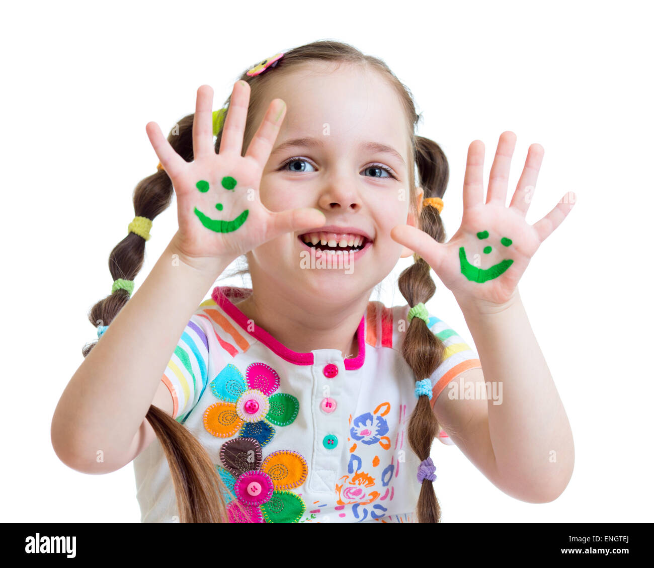 Bambina che mostra le mani dipinte con divertente volto isolato Foto Stock