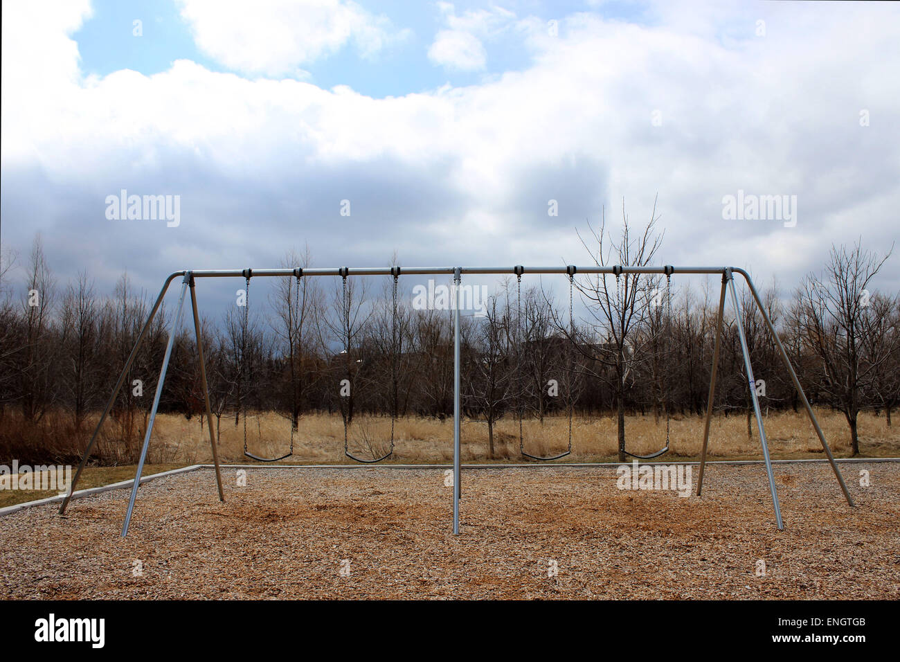 Fotografia loners inverno cottura oscilla in un parco giochi in Canada Foto Stock