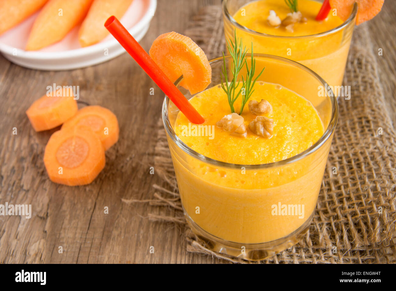 Frullato di carota con dadi su sfondo di legno, orizzontale close up Foto Stock