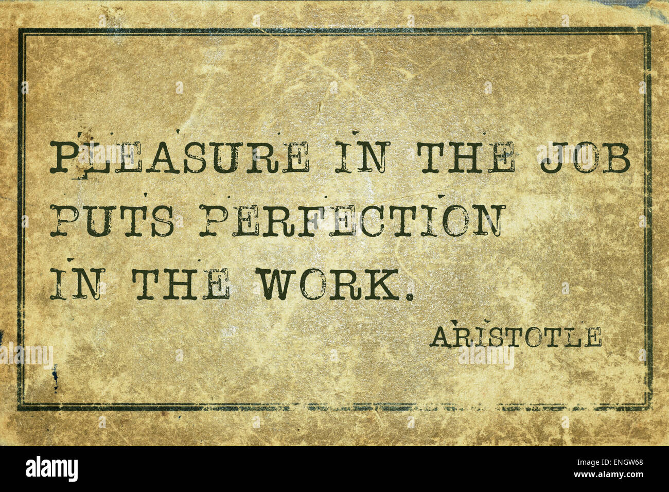 Piacere nel lavoro mette la perfezione - antico filosofo greco Aristotele preventivo stampato su grunge cartone vintage Foto Stock