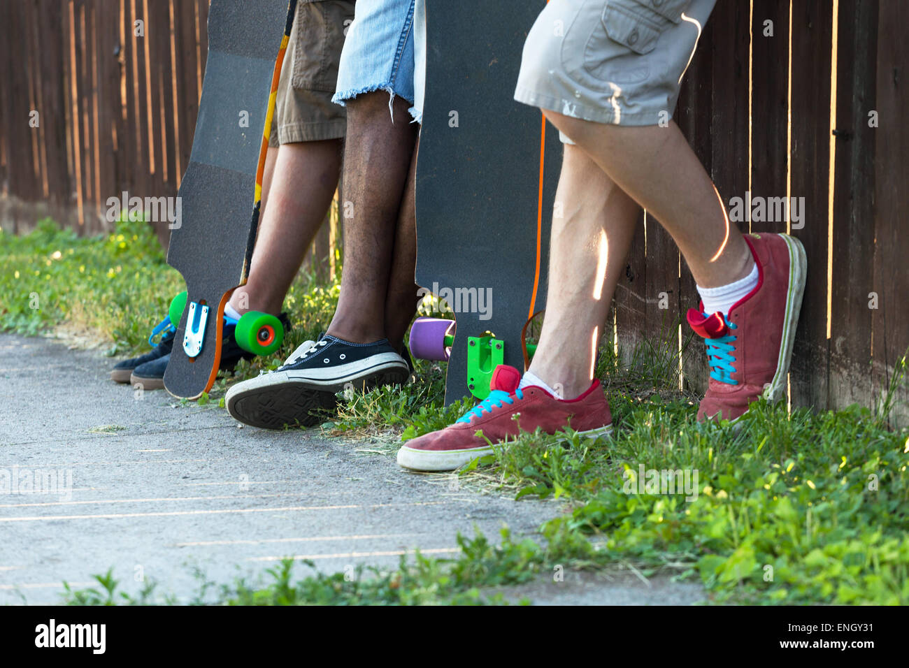 Longboarders appendere fuori Foto Stock