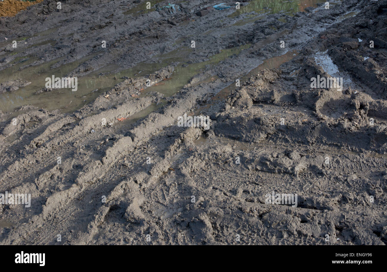 Tracce di pneumatici nel fango di argilla Foto Stock