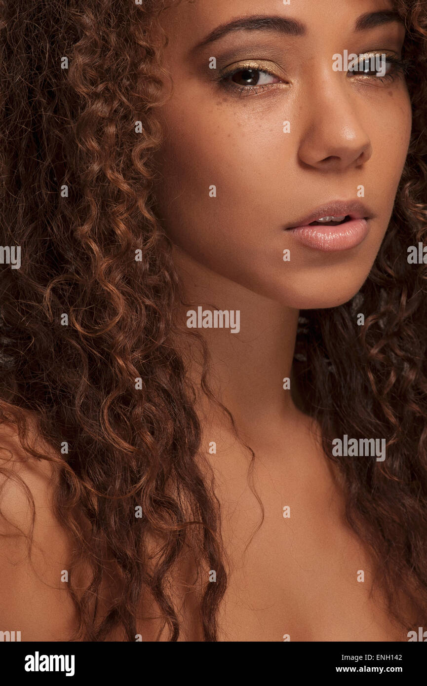 Bellezza naturale headshot di razza mista giovane donna Foto Stock