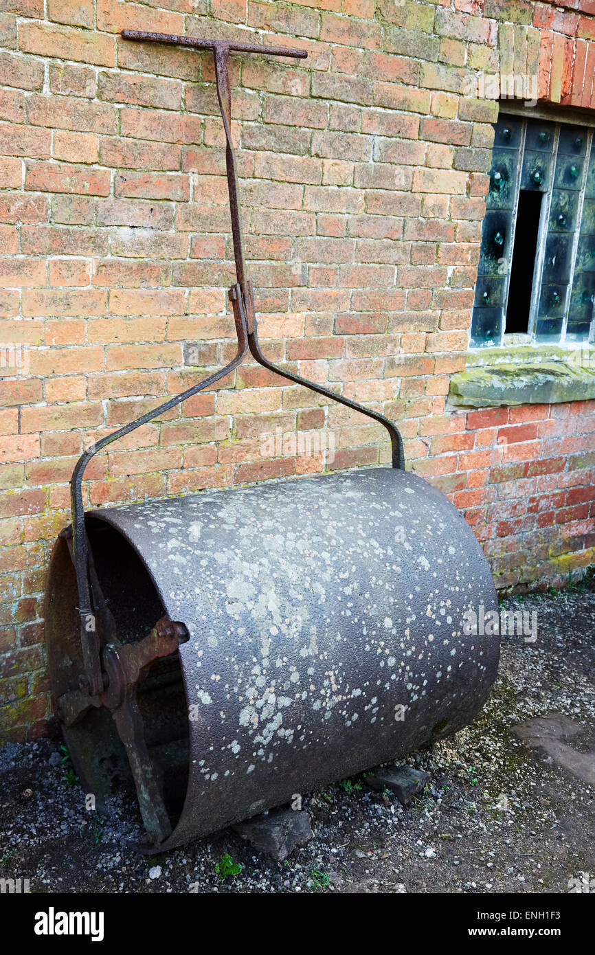 Grande e vecchio, metallo prato a rullo Calke Abbey, Derbyshire, Inghilterra, Regno Unito. Foto Stock