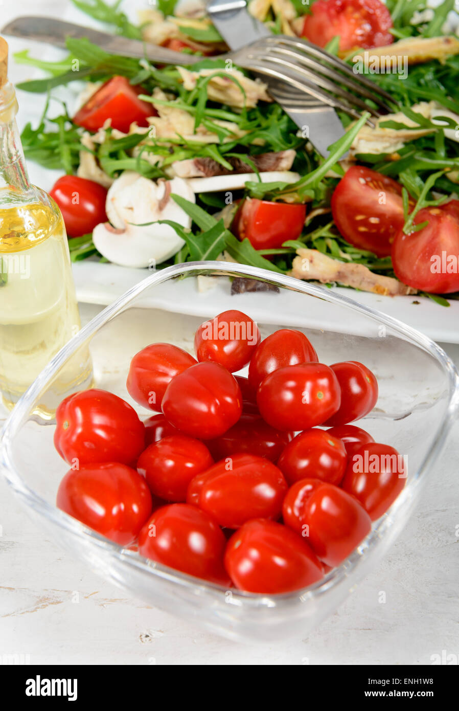 Piccoli pomodori in un vasetto di vetro Foto Stock