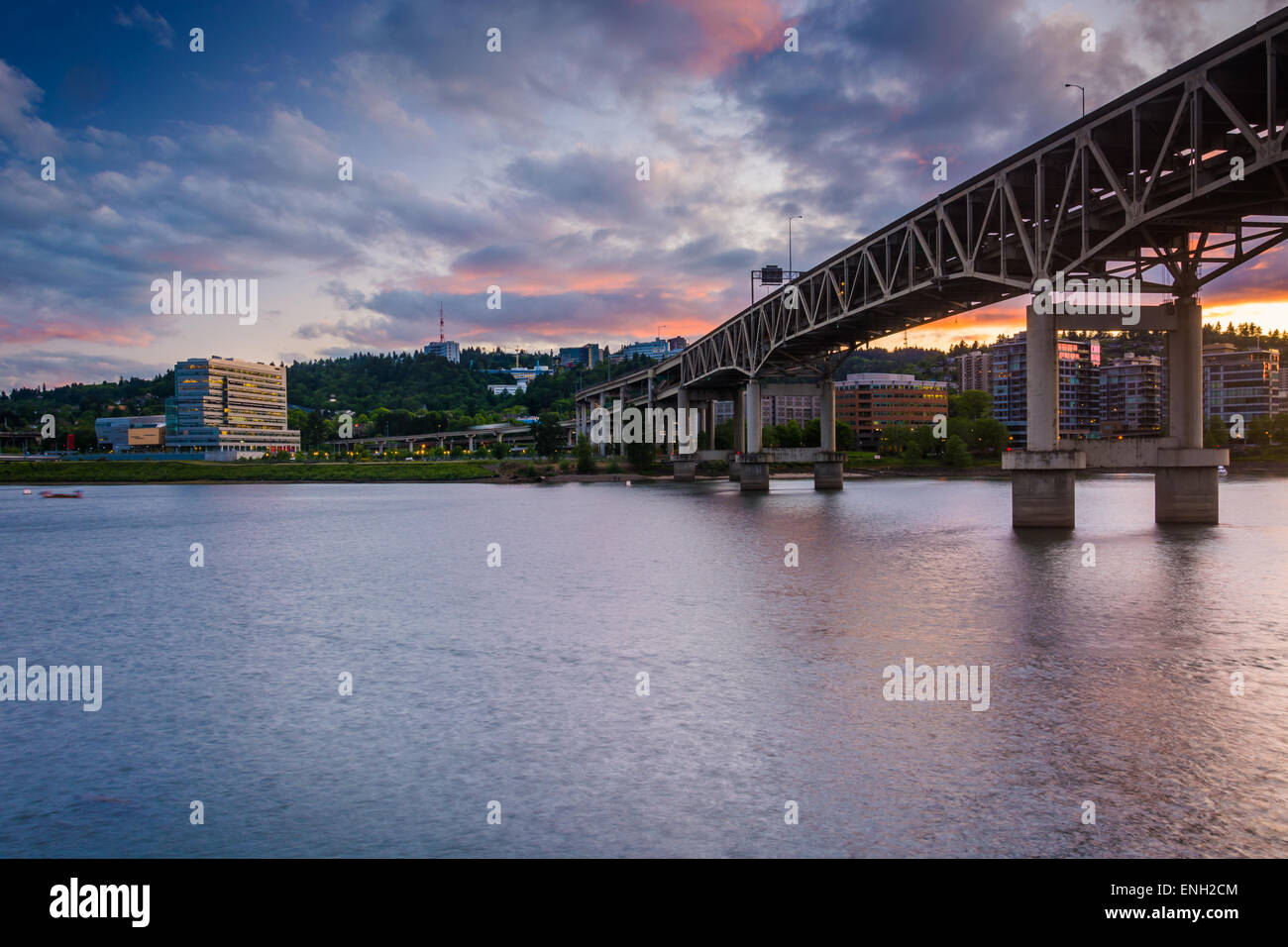 Il ponte Marquam al tramonto in Portland, Oregon. Foto Stock