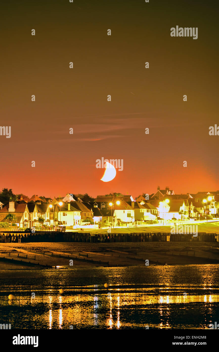 Luna tramonta su herne bay Foto Stock