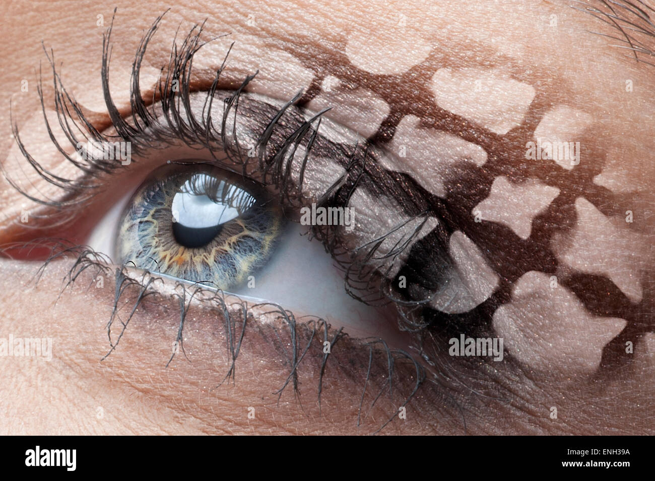 Macro occhio verde close up con aggiunto digitalmente eye make-up Foto Stock