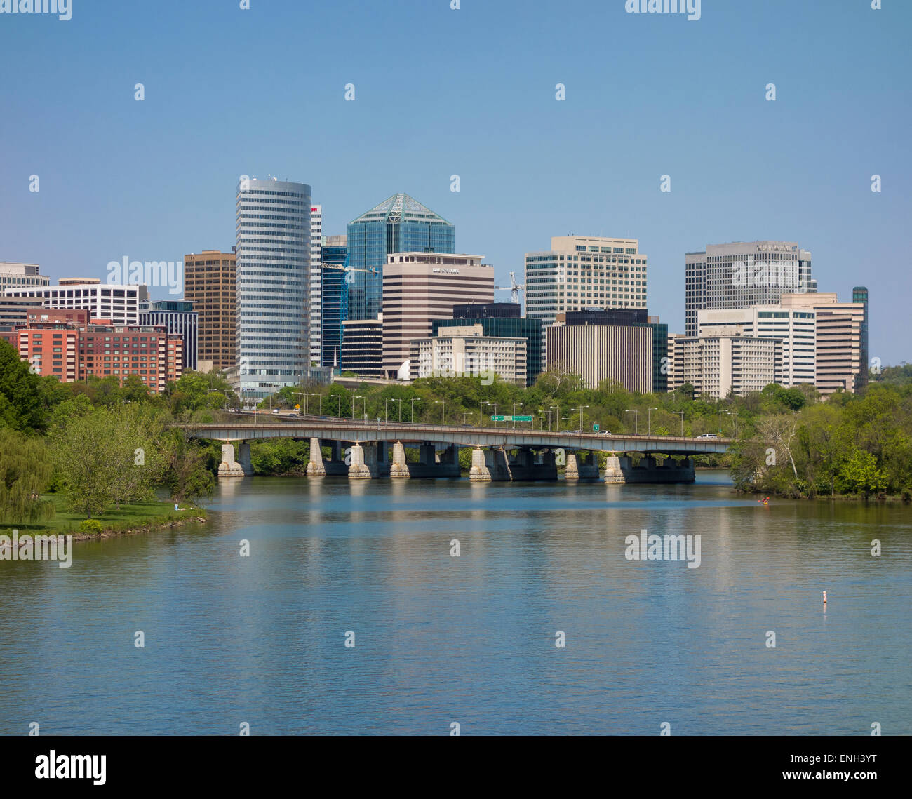 ROSSLYN, Virginia, Stati Uniti d'America - Skyline di Rossyln e fiume Potomac, con Ponte Roosevelt. Foto Stock