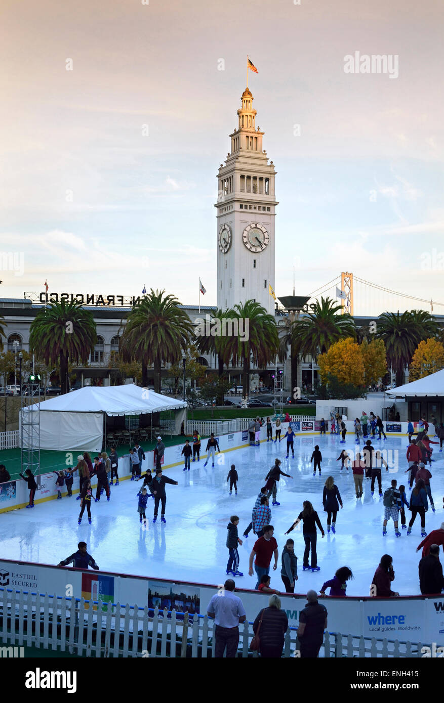 Pista di pattinaggio su ghiaccio al tramonto su Embarcadero al rendimento di grazie e di tempo di Natale Edificio Traghetto San Francisco California USA Foto Stock
