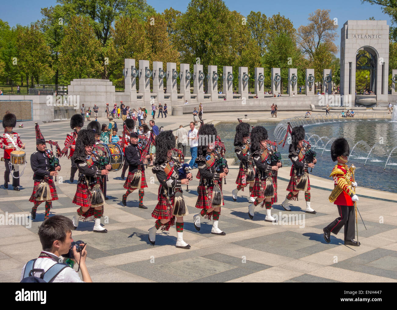 WASHINGTON, DC, Stati Uniti d'America - Esercito britannico del primo battaglione guardie scozzesi Pifferi e Tamburi marciando a guerra mondiale due Memorial. Foto Stock