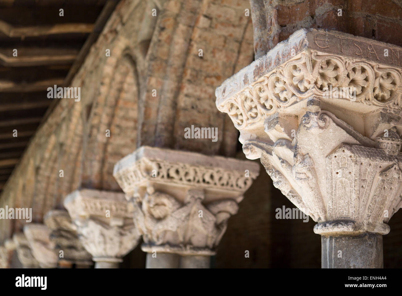 Arcade con belle decorazioni medievali presso l Abbazia di San Pietro in Moissac Foto Stock