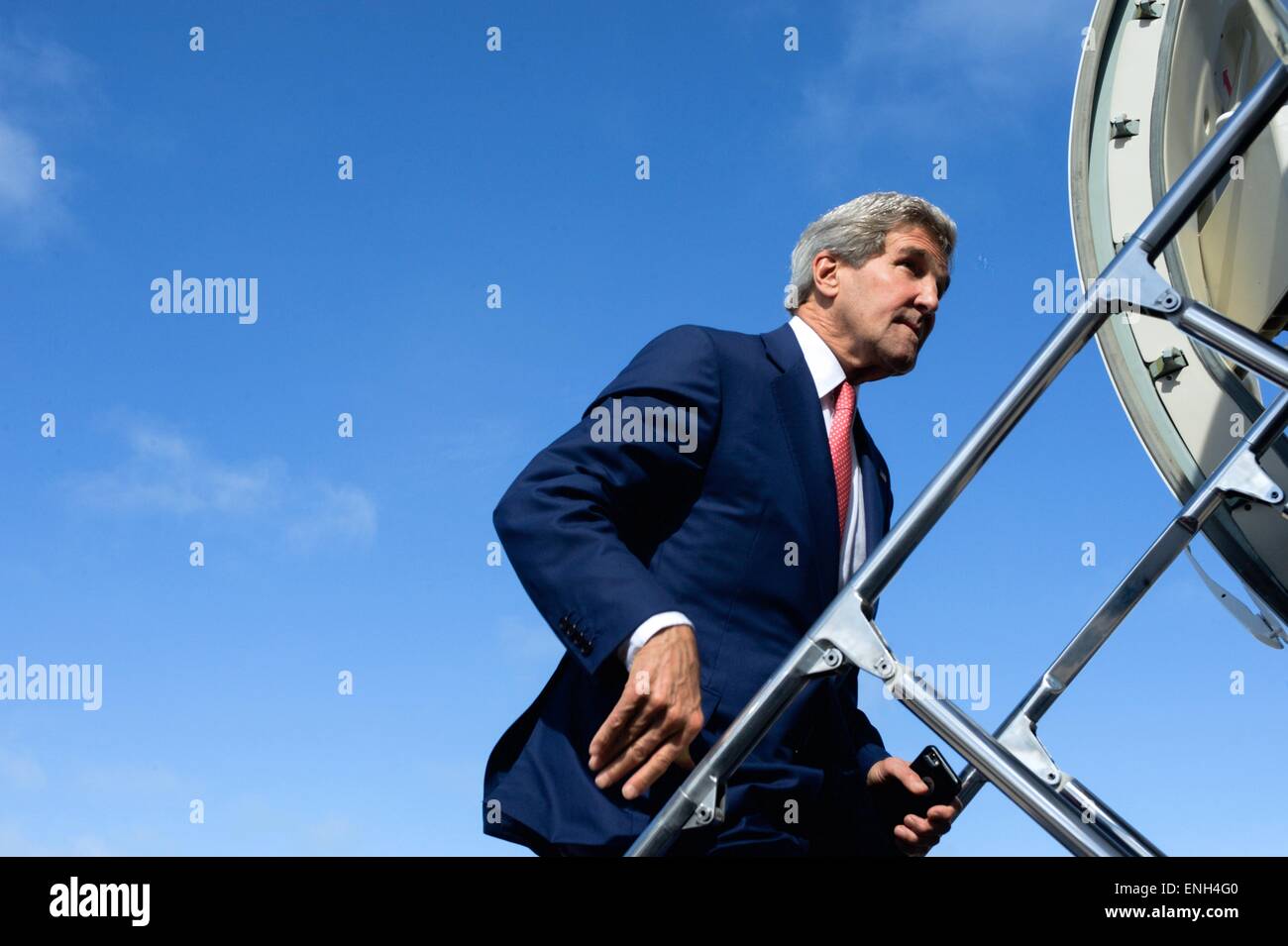 Mogadiscio, Somalia. Il 5 maggio, 2015. Il Segretario di Stato americano John Kerry tavole suo aeromobile dopo aver completato una sorpresa visitare Aden Abdulle Aeroporto Internazionale Maggio 5, 2015 a Mogadiscio, in Somalia. Foto Stock
