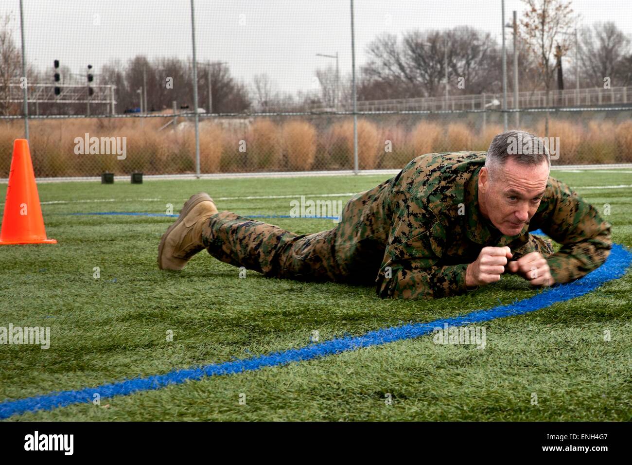 Stati Uniti Marine Corps gen. Joseph F. Dunford, Jr. crawl elevata durante il suo combattimento Fitness Test presso la Caserma marini Dicembre 16, 2014 a Washington, DC. Il Presidente Obama ha annunciato il 5 maggio 2015 che Dunford diventerà il nuovo presidente del Joint Chiefs. Foto Stock