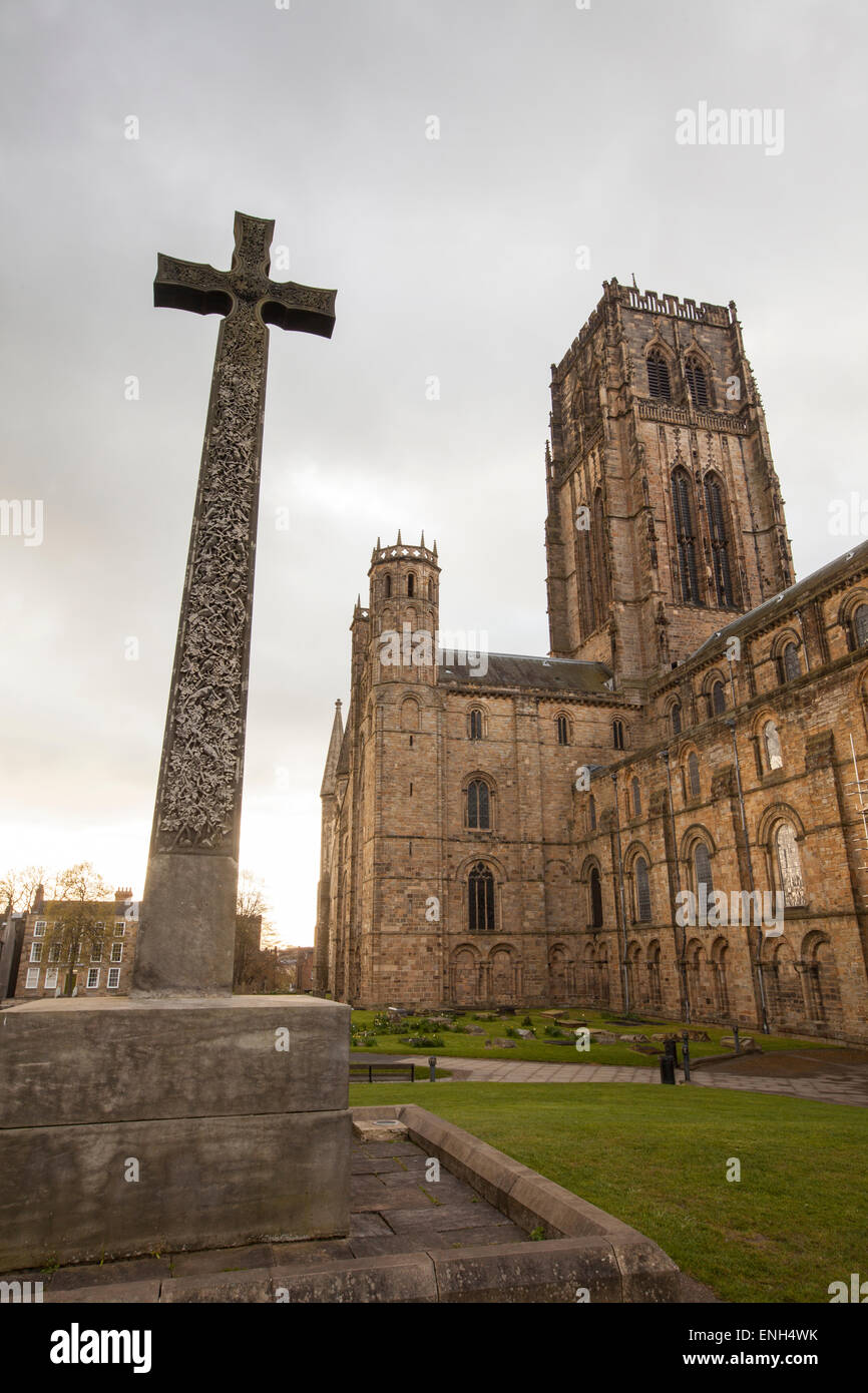 cattedrale-di-durham-e-verde-del-palazzo-immagini-e-fotografie-stock-ad