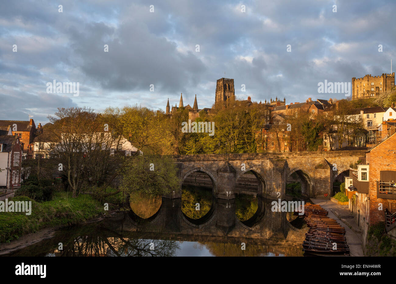 Ponte Elvet Durham City oltre il Fiume usura con la Cattedrale di Durham in background Foto Stock