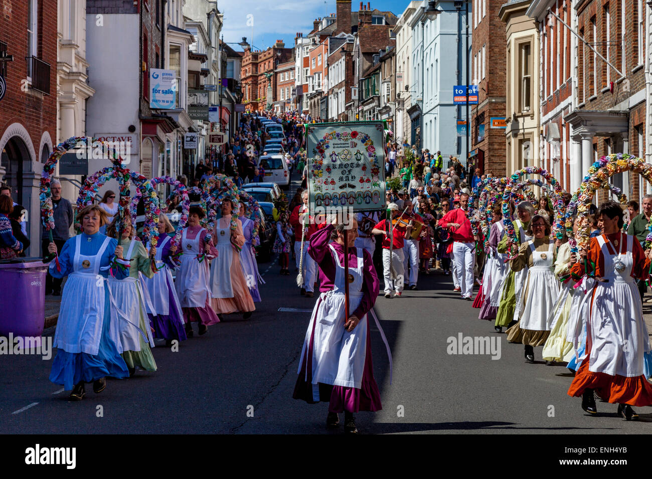 I nodi possono intasare e Garland ballerini portano la ghirlanda Annuale Giorno processione attraverso il centro LewesTown, Lewes, Sussex, Regno Unito Foto Stock