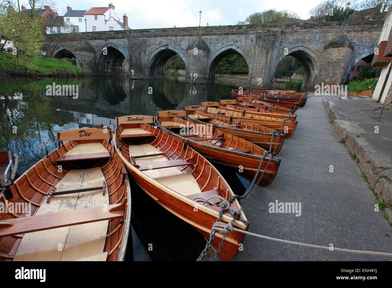 La tradizione di legno barche a remi sul fiume usura con Elvet Bridge in background in Durham Foto Stock