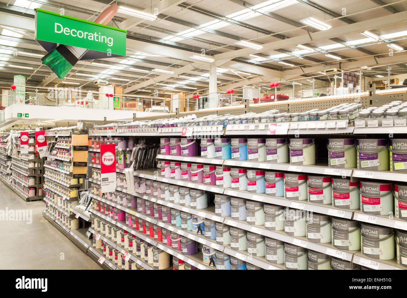 Barattoli di vernice a Homebase store, England, Regno Unito Foto Stock