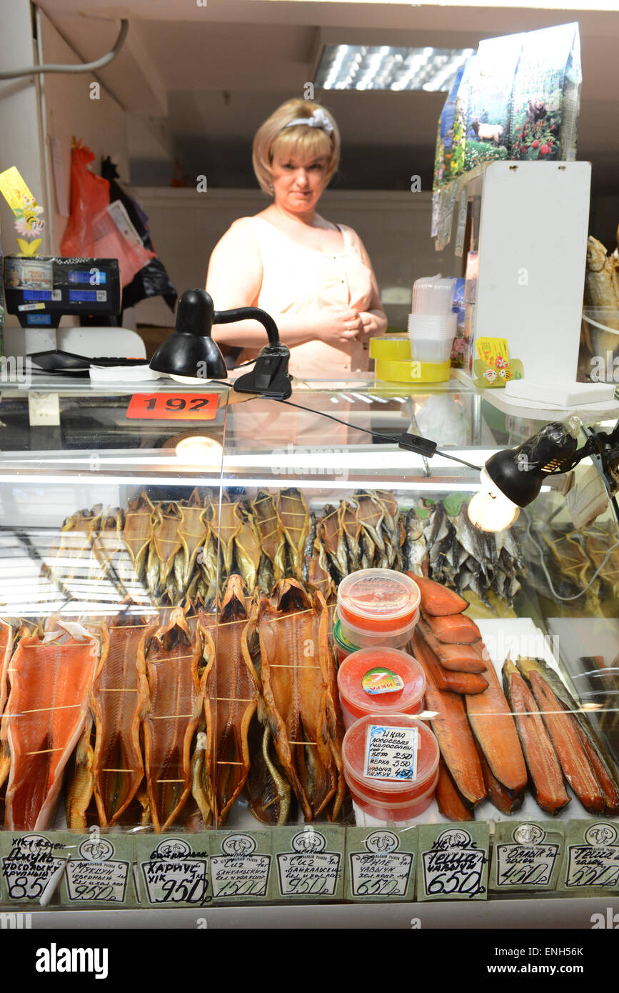 Pesce affumicato e caviale in stallo il mercato di Irkutsk. Foto Stock