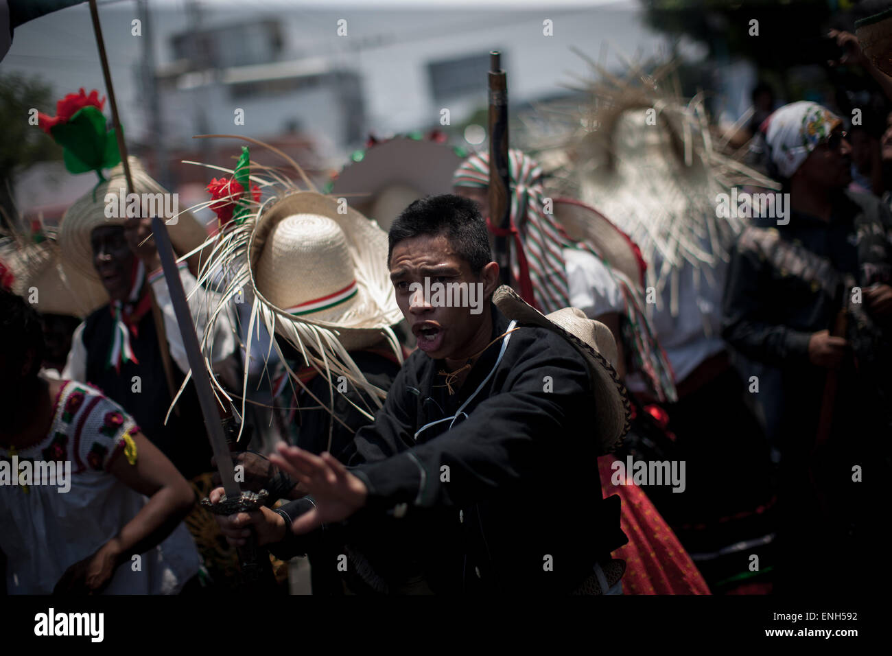 Città del Messico. Il 5 maggio, 2015. Residenti prendere parte a una celebrazione del 153º anniversario della battaglia di Puebla, in Penon de los banos, a Città del Messico, capitale del Messico il 5 maggio 2015. La battaglia di Puebla ha avuto luogo tra le truppe francesi e le forze del Messico il 5 maggio 1862 presso il Penon de los banos hill, a nord-est di Città del Messico. Credito: Pedro Mera/Xinhua/Alamy Live News Foto Stock