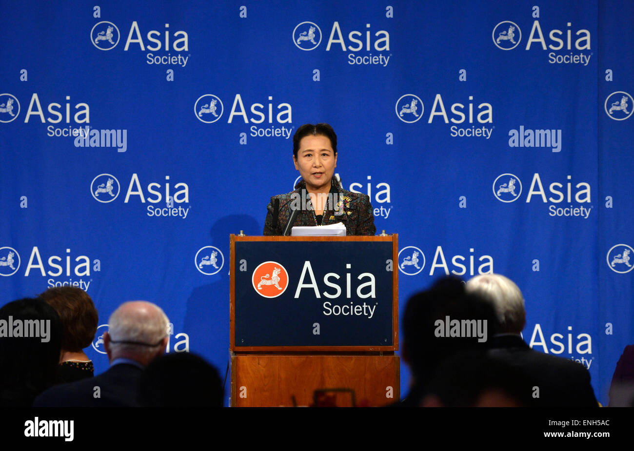 New York, Stati Uniti d'America. Il 4 maggio, 2015. Cui Yuying, vice direttore del Consiglio di Stato Ufficio informazioni della Cina, offre un discorso all'Asia Society di New York, Stati Uniti, 4 maggio 2015. La manifestazione fa parte del sesto Forum mondiale sulla Cina studi il primo forum che si terrà al di fuori della Cina poiché ha cominciato in 2004. © Wang Lei/Xinhua/Alamy Live News Foto Stock