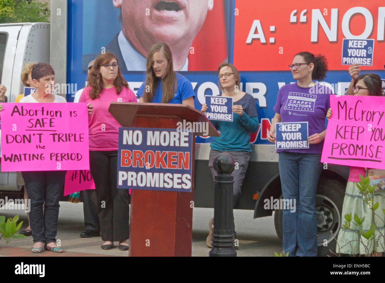 Asheville, North Carolina, Stati Uniti d'America - 4 Maggio 2015: folla di persone in attesa di segni e domanda McCrory regolatore della Carolina del Nord e di mantenere la sua promessa di non limitare ulteriormente l'accesso all'aborto in un rally che protestavano North Carolina aborto bill #465 che richiede molto più tempo di attesa per le donne alla ricerca di aborti il 4 maggio 2015 nel centro di Asheville, NC Credito: Judith Bicking/Alamy Live News Foto Stock