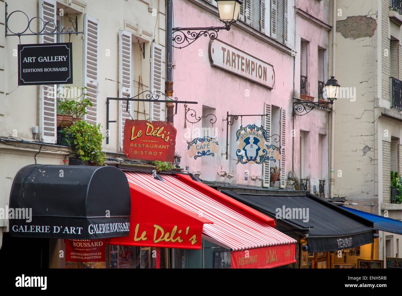 Tende da sole e finestre a Montmartre, Paris, Francia Foto Stock
