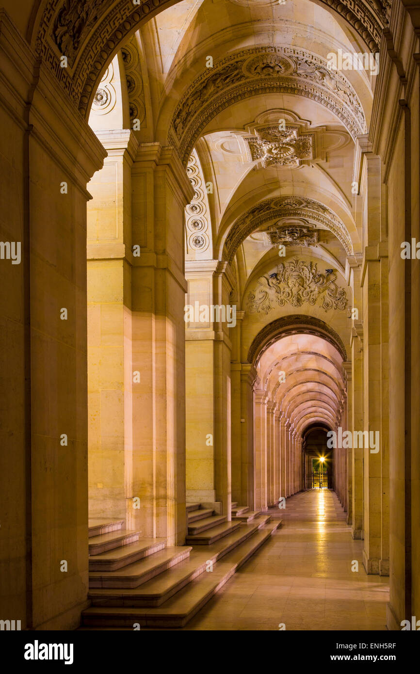 Passerella arcuata intorno al cortile del Musee du Louvre, Parigi, Francia Foto Stock
