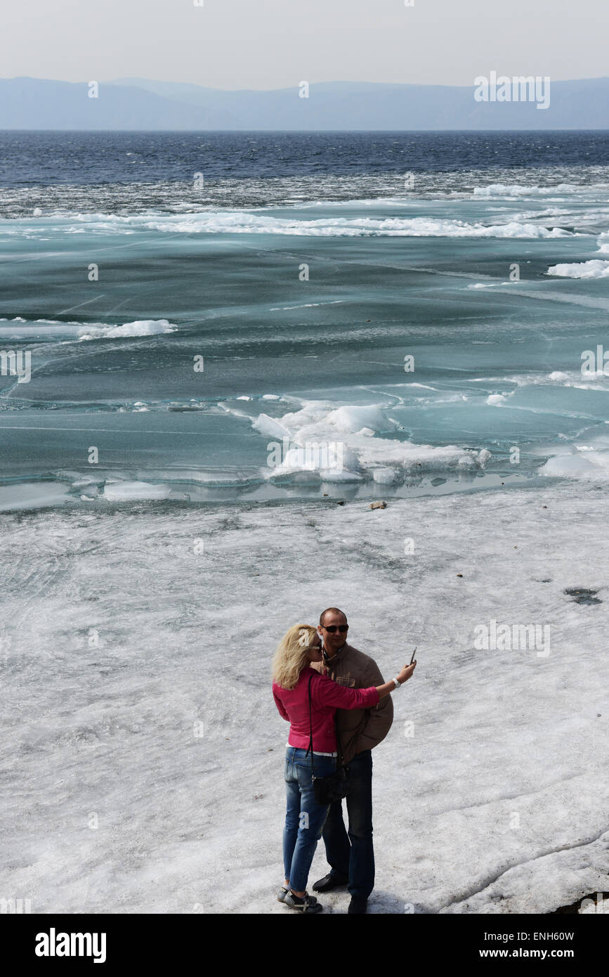 Un gelido selfie prese sulla congelati acque del lago Baikal. Foto Stock