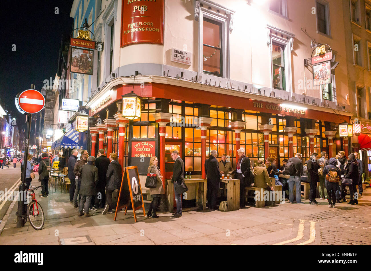 Persone di bere al di fuori del pullman e cavalli pub, Soho, London, England, Regno Unito Foto Stock