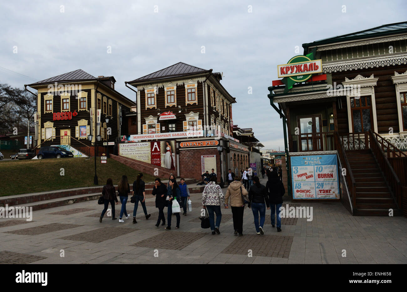 130 Kvartal Irkutsk è più popolare area di intrattenimento. Ristoranti, club e bar situato nella vecchia tradizionali case russe. Foto Stock