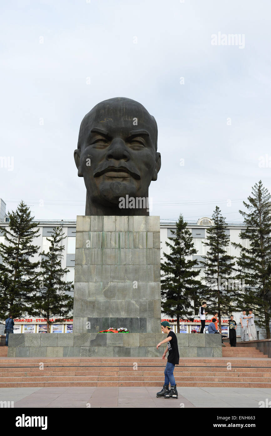 Il più grande del mondo di scultura della testa Lenins nella piazza centrale di Ulan Ude in Siberia. Foto Stock