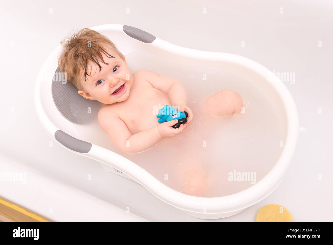 Sei mesi baby avente una vasca da bagno Foto Stock