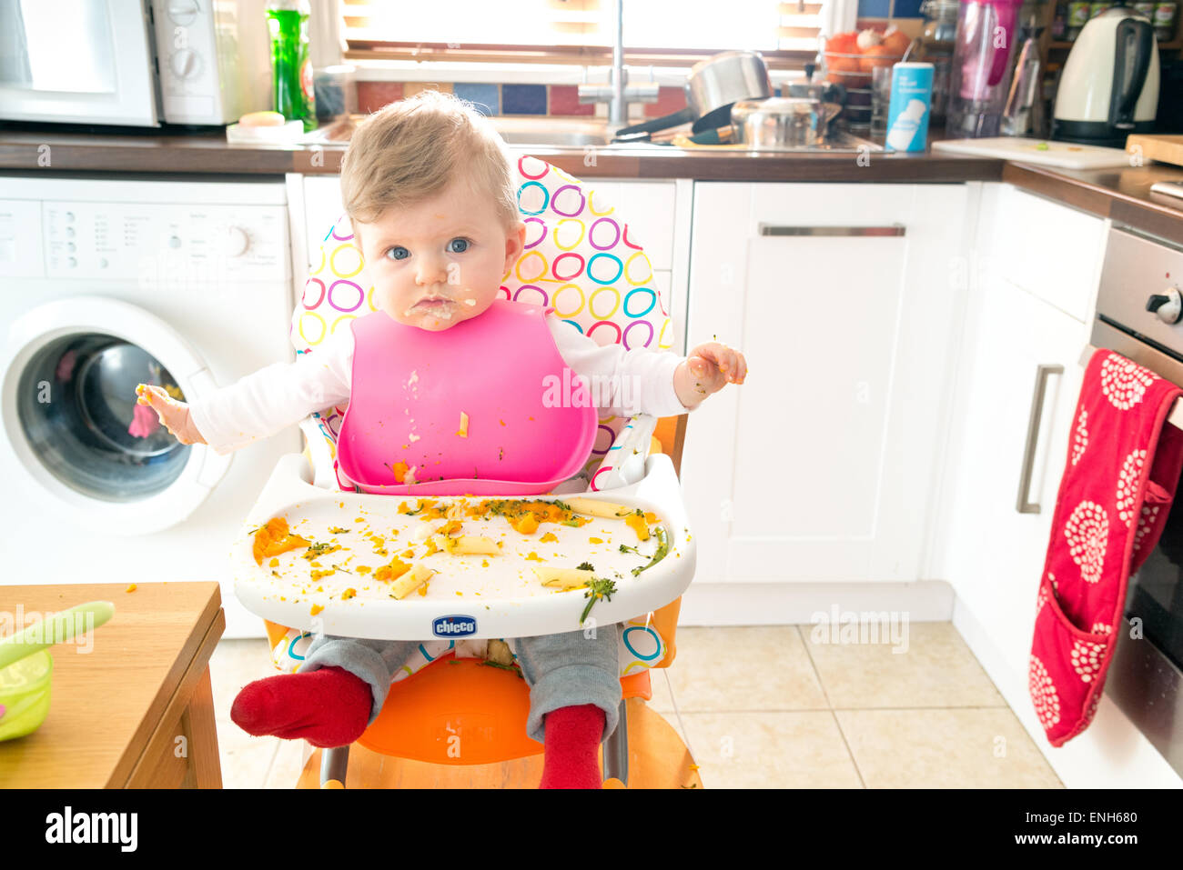Bambino alimentazione led a sei mesi il bambino mangiare messily Foto Stock
