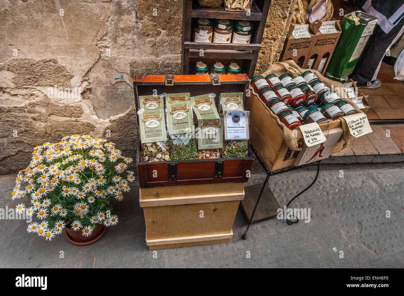 Mercato italiano, Ghiottornia, a Pitigliano, Provincia di Grosseto, Toscana, Italia Foto Stock
