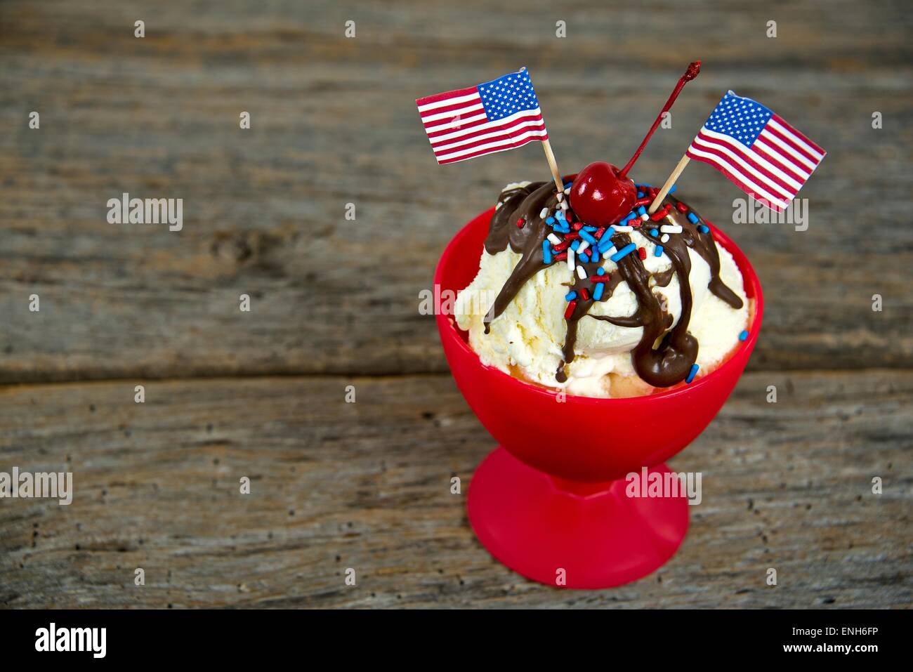 Ghiaccio patriottica gelato di crema con bandierine americane e rosso, bianco e blu spruzza. Foto Stock