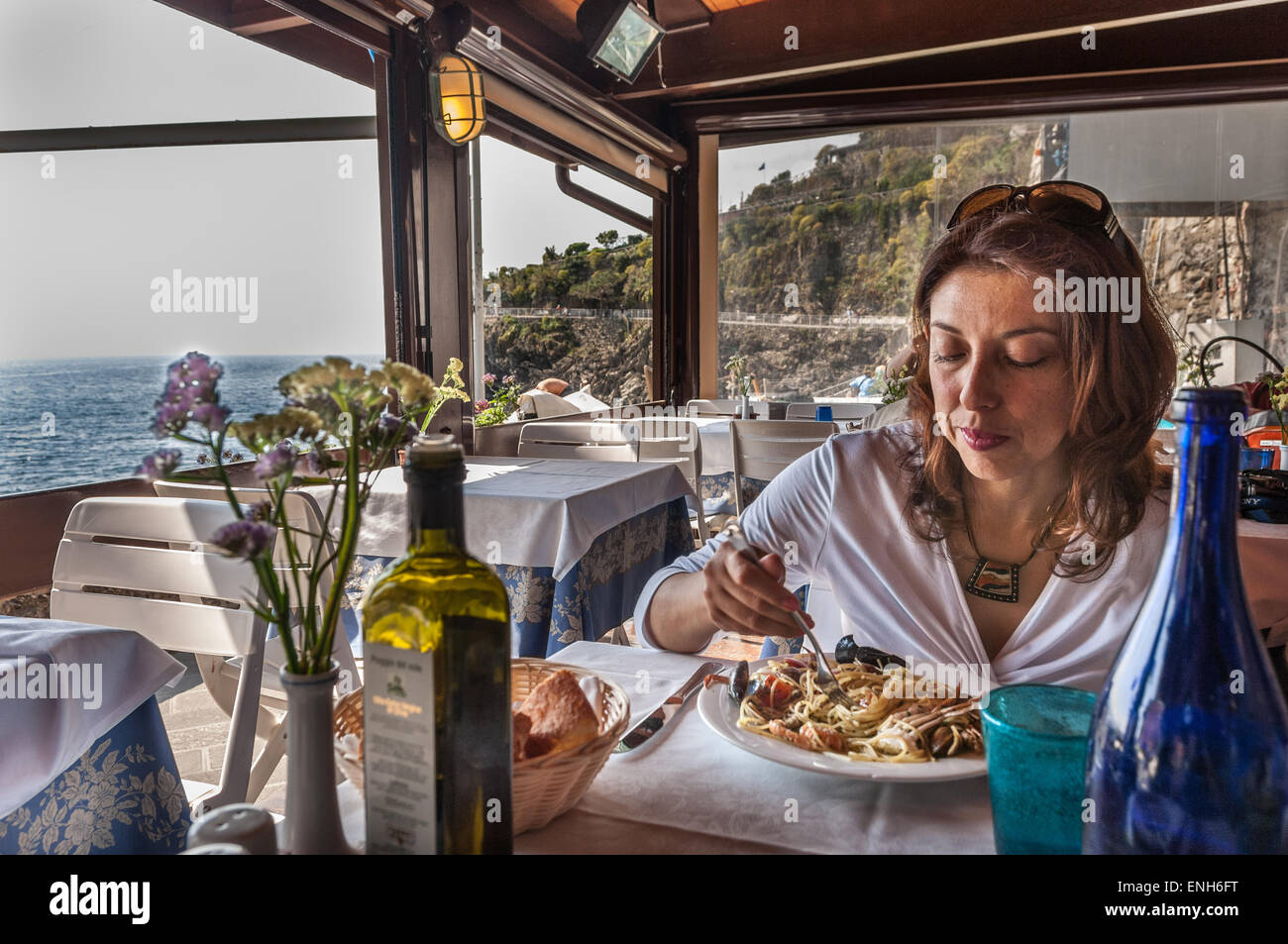 Donna i pasti presso la struttura Marina Piccola Ristorante a Manarola, Cinque Terre, Italia Foto Stock