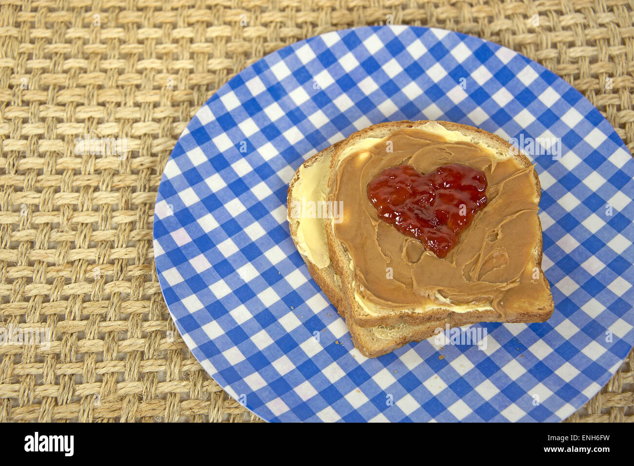 Jelly cuore su un sandwich al burro di arachidi. Foto Stock