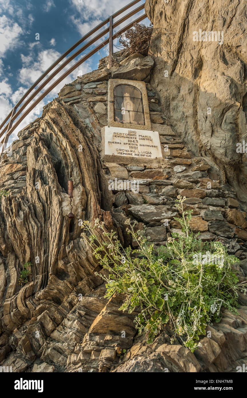 Memorial impostato in pietra lungo il sentiero a Manarola, Cinque Terre, Italia Foto Stock