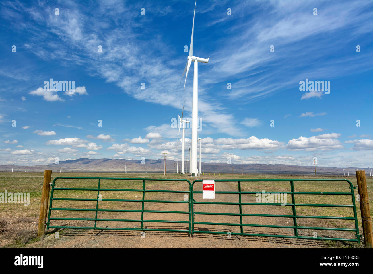 Gated road a una fattoria eolica in Idaho Foto Stock
