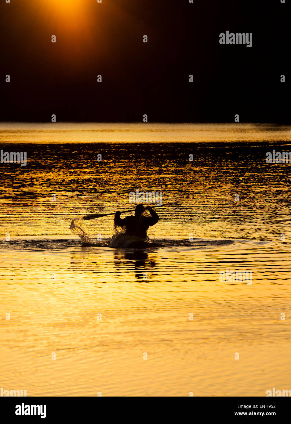 Un kayaker profilarsi nel tramonto al "Parco del serbatoio' pini del Sud, Nord Carolina, Moore County NC Foto Stock