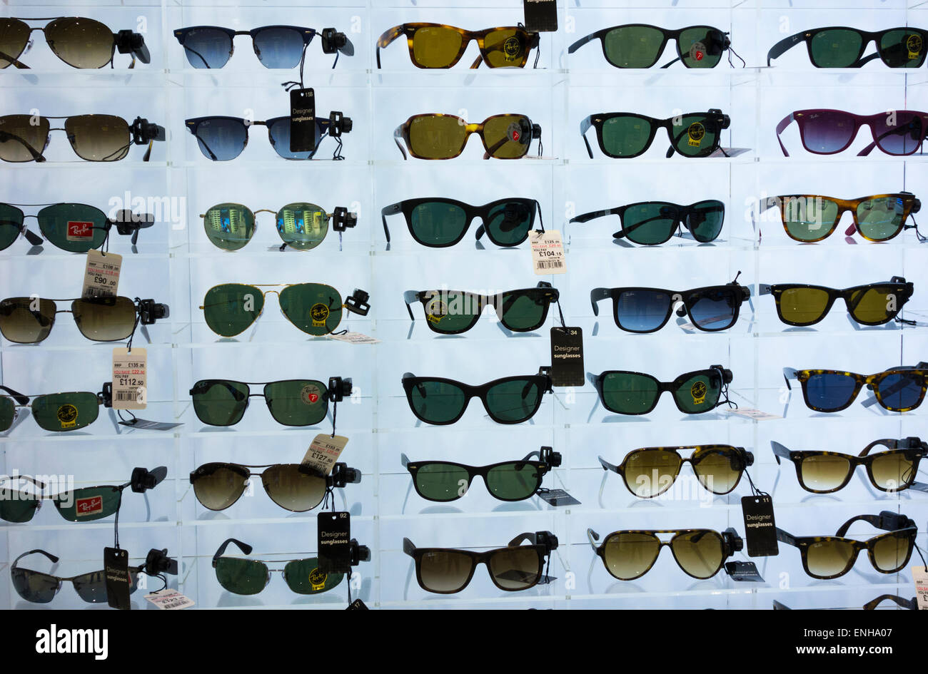 Ray Ban occhiali da sole display in UK airport duty free shop. Foto Stock