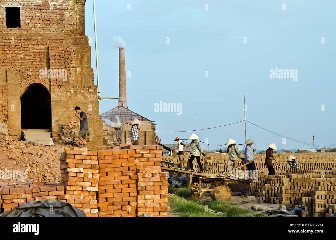 Fabbrica di mattoni alla periferia di Hanoi, Vietnam Foto Stock