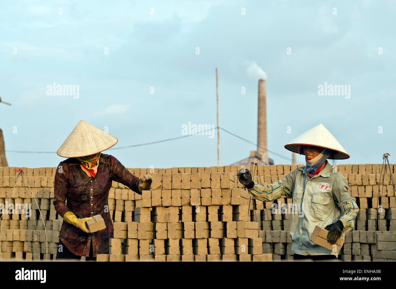 Fabbrica di mattoni alla periferia di Hanoi, Vietnam Foto Stock