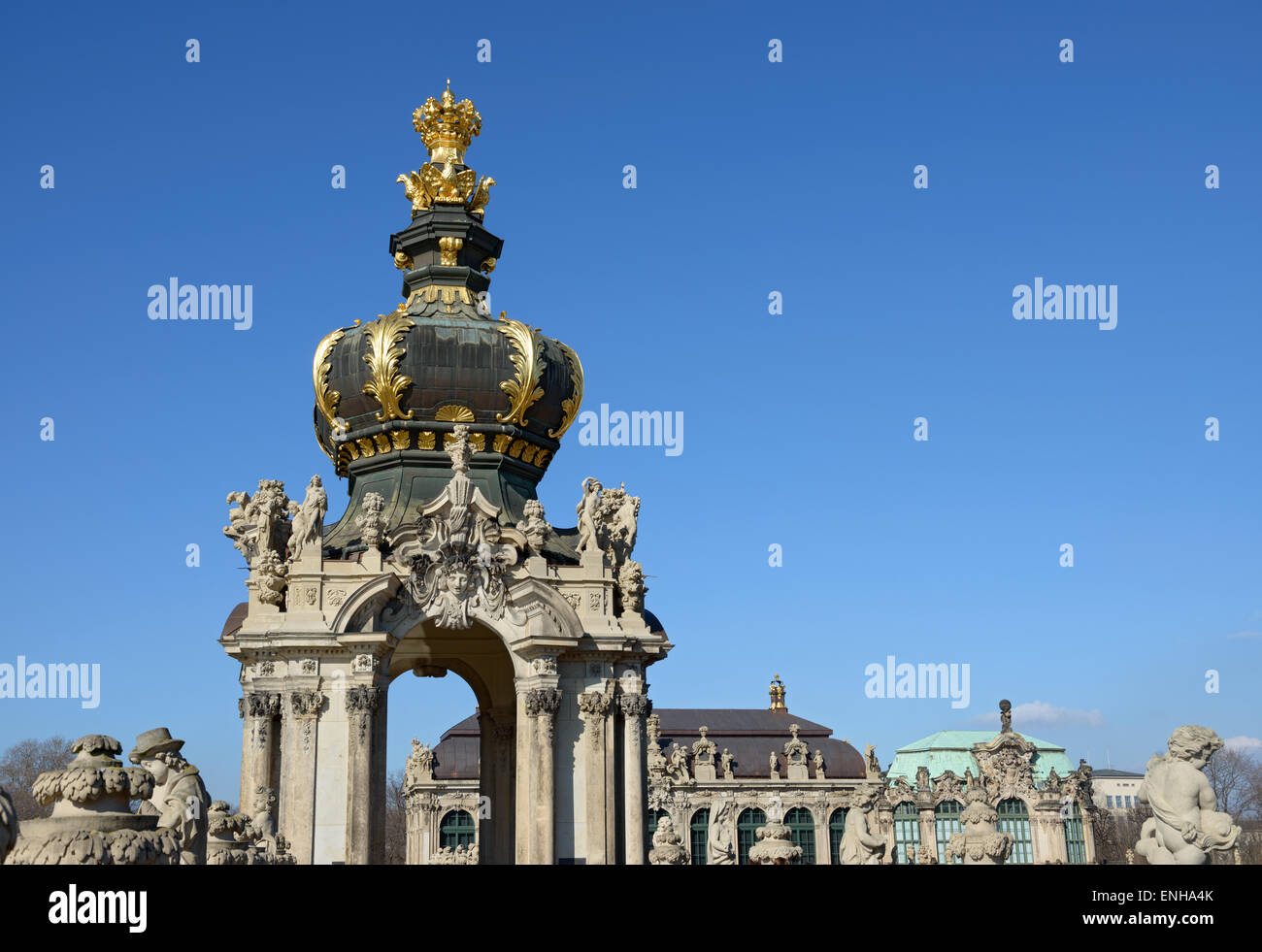 Vista da sud sulla parte superiore della corona porta terrazza sopra il barocco torre arcuato è entrata principale in Zwinger, Dresda, Sassonia, Foto Stock