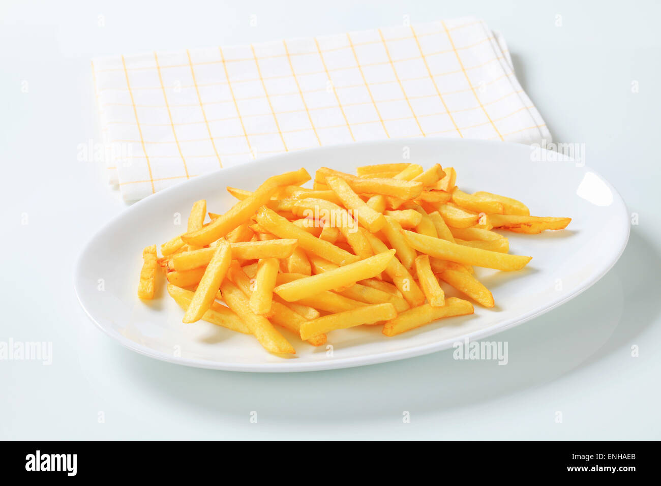 Porzione di patate fritte su piastra Foto Stock