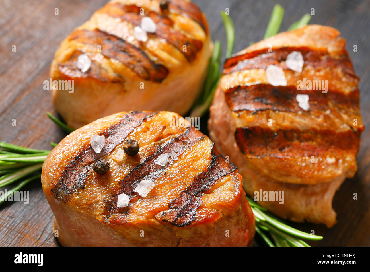 Carne Di Maiale Alla Griglia Medaglioni Su Legno Foto Stock Alamy
