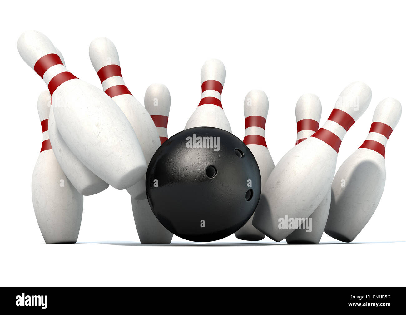 Una disposizione di colore bianco e rosso usato vintage bowling perni essendo colpito da una palla da bowling isolato su un bianco di sfondo per studio Foto Stock